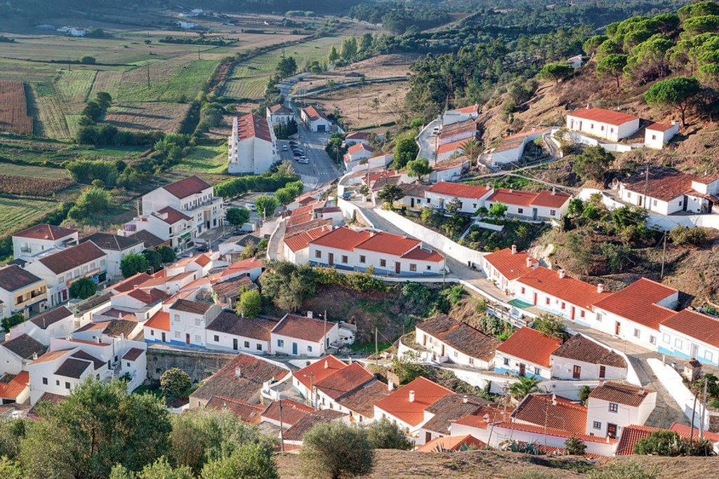 Witgekalkt dorp met rode daken in het heuvellandschap van Alentejo en Algarve, Portugal.