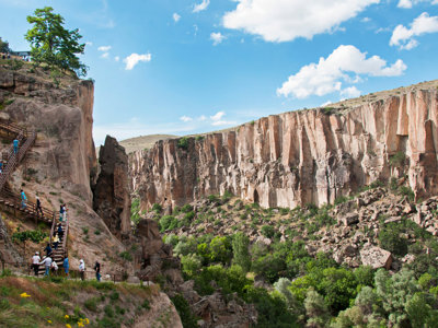 Uitzicht op de Ihlara-vallei met hoge rotswanden en wandelpad langs de kloof, Turkije.