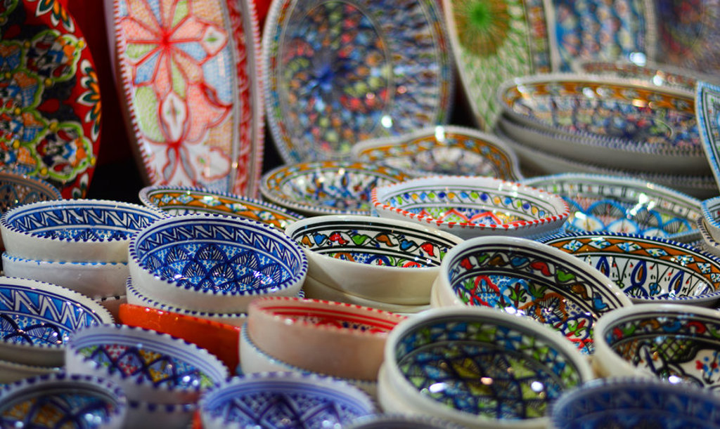 Handbeschilderde keramieken schalen en borden met kleurrijke patronen op een markt in Saoedi-Arabië.