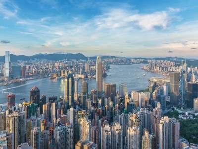 Skyline van Hongkong met Victoria Harbour en wolkenkrabbers bij zonsondergang.