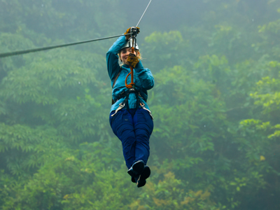 Ziplinen door het regenwoud tijdens de route Costa Rica en Nicaragua.