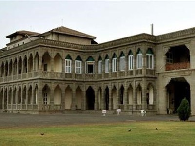 Historisch paleis met arcades en houten luiken in Gujarat, India.