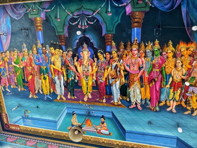 Kleurrijke muurschildering van hindoeïstische goden in een tempel in Zuid-India.
