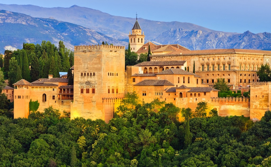 Alhambra in Granada tijdens rondreis Andalusië, met Sierra Nevada op de achtergrond.