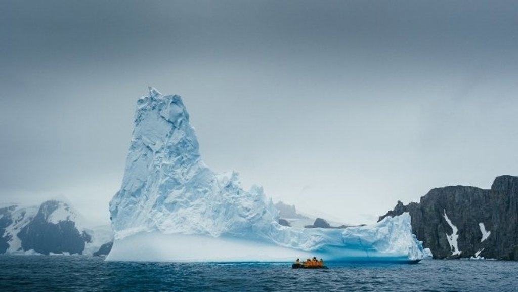 Vliegtuig op de landingsbaan tijdens groepsrondreis Antarctica.
