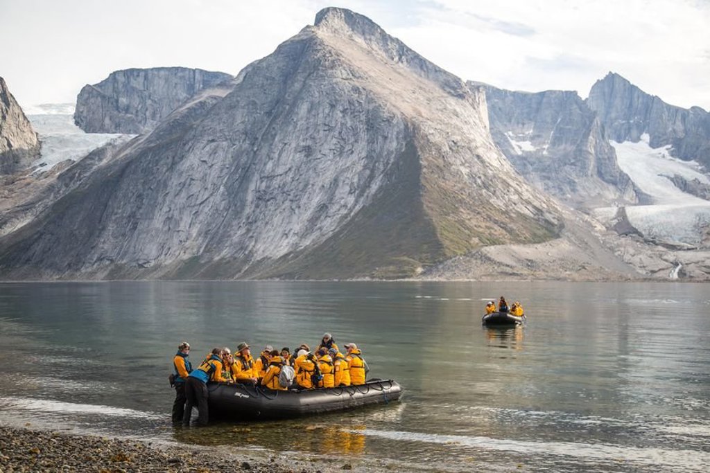Gletsjerlandschap met besneeuwde bergen en ijs in Arctisch Canada en Groenland tijdens de Northwest Passage-cruise.