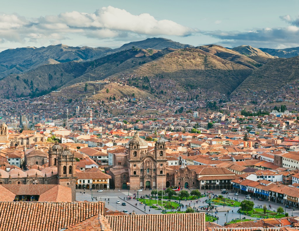 Panorama van Cusco met de Plaza de Armas en de kathedraal, omringd door bergen in Peru.