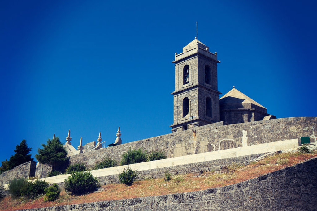 Kerk met klokkentoren op een heuvel in de Douro Vallei, Portugal.