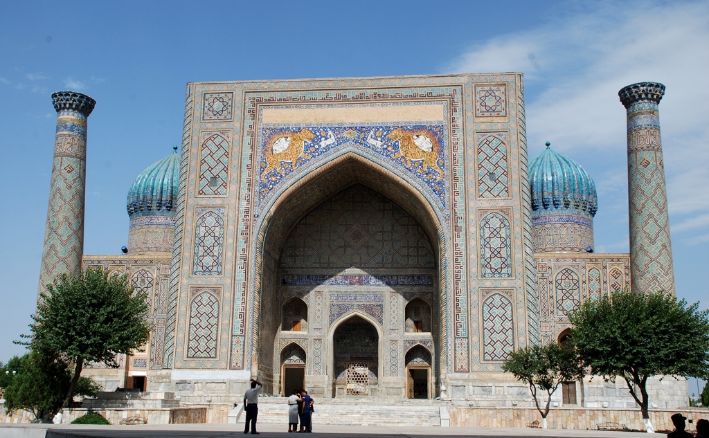 Registan in Samarkand met mozaïekgevel, minaretten en blauwe koepels tijdens groepsrondreis Zijderoute.