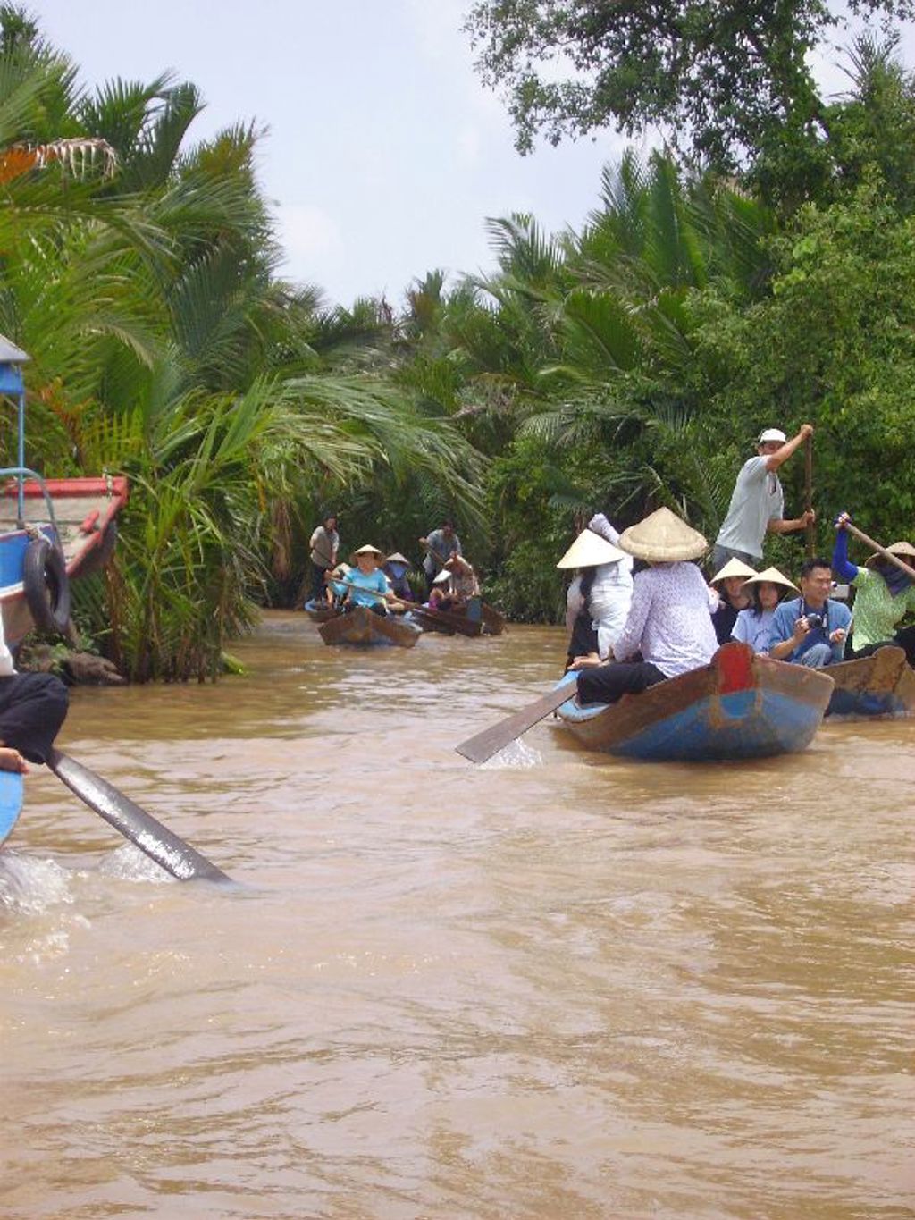 Boottocht met sampans door smalle waterwegen in de Mekongdelta, Vietnam.