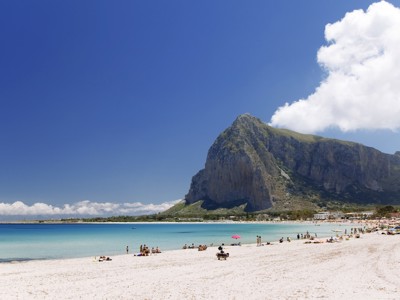 Strand van San Vito Lo Capo met Monte Cofano op de achtergrond, West-Sicilië.