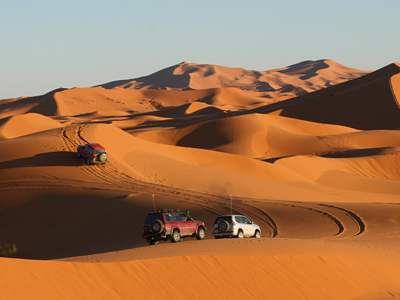 4x4’s rijden door de zandduinen van de Sahara in Marokko.