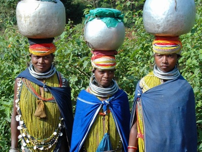 Vrouwen in traditionele kleding dragen potten op het hoofd in Orissa, India, tijdens de groepsrondreis Route Orissa 23 dagen.