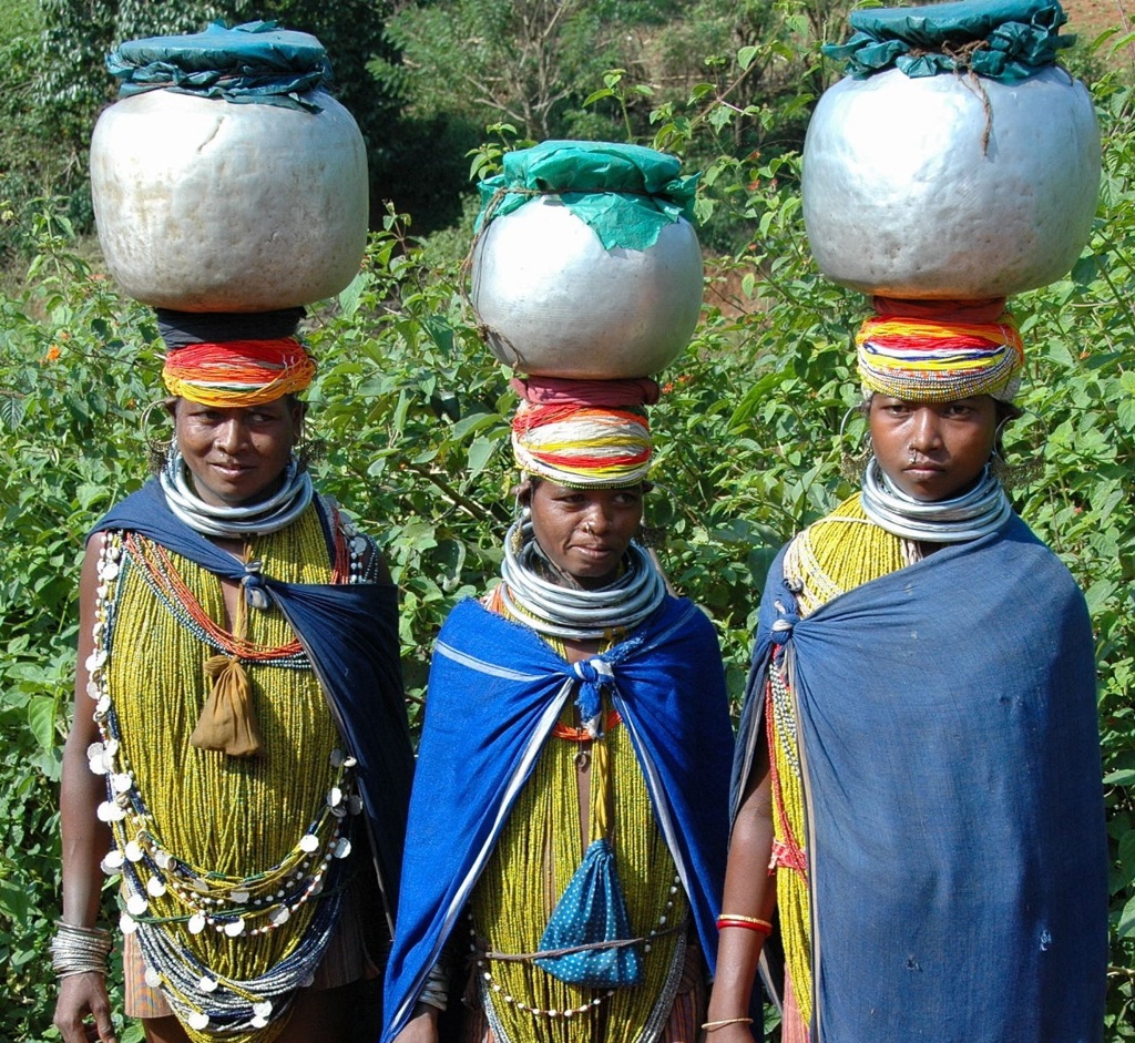 Vrouwen in traditionele kleding dragen potten op het hoofd in Orissa, India, tijdens de groepsrondreis Route Orissa 23 dagen.