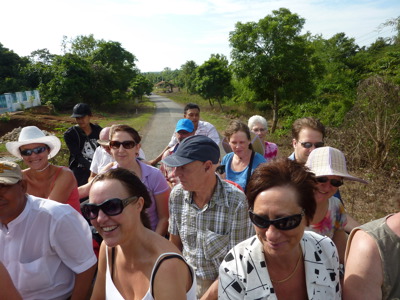 Reizigers in een open truck op een landelijke weg in Myanmar tijdens de 25-daagse Route Birma.