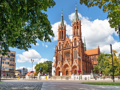 Rode bakstenen kathedraal met twee hoge torens in Białystok, op de route Polen 14 dagen.
