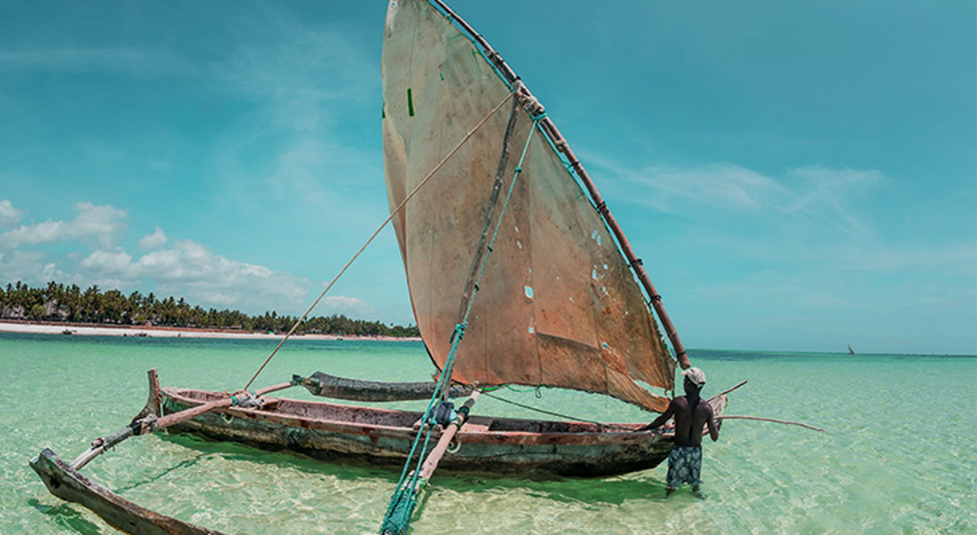 Catamaran in de zee bij Funzi eiland Traditionele dhow-zeilboot in ondiep turquoise water bij een tropisch strand in Kenia.