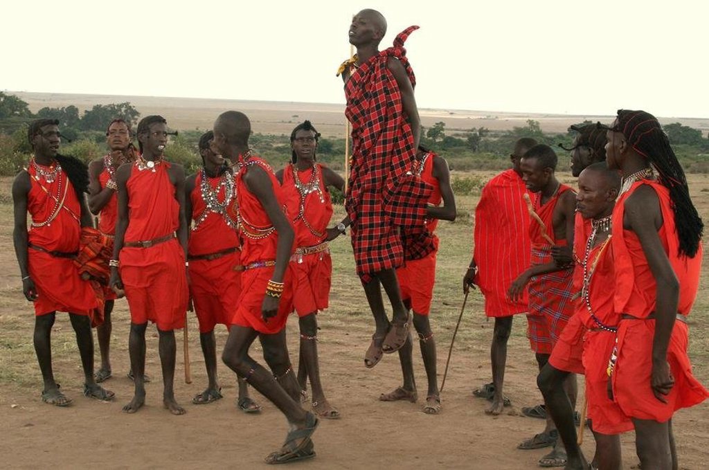 Traditionele Masai-dans met springende danser tijdens groepsrondreis Kenia en Tanzania.