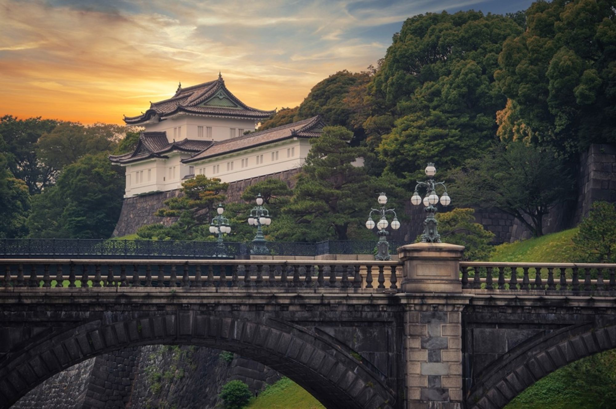 Nijubashi-brug bij het Keizerlijk Paleis in Tokio, Japan, bij zonsondergang.
