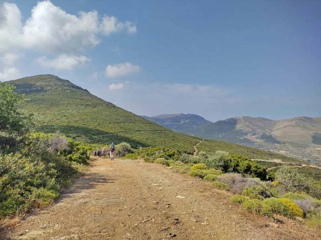 Uitzicht op bergen en dorpjes op Evia tijdens een wandelvakantie in Griekenland.