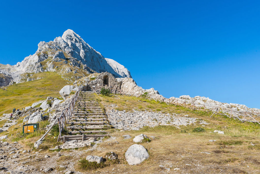 Wandelpad met houten trappen naar een berghut in de Centrale Apennijnen, Italië.