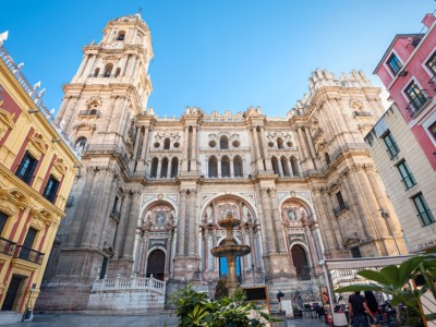 Kathedraal van Málaga met fontein op het plein, tijdens familiereis Spanje & Portugal van 22 dagen.