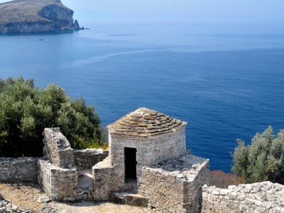 Uitzicht op de Ionische Zee vanaf het kasteel van Himarë langs de Albanese Rivièra, Route Albanië.