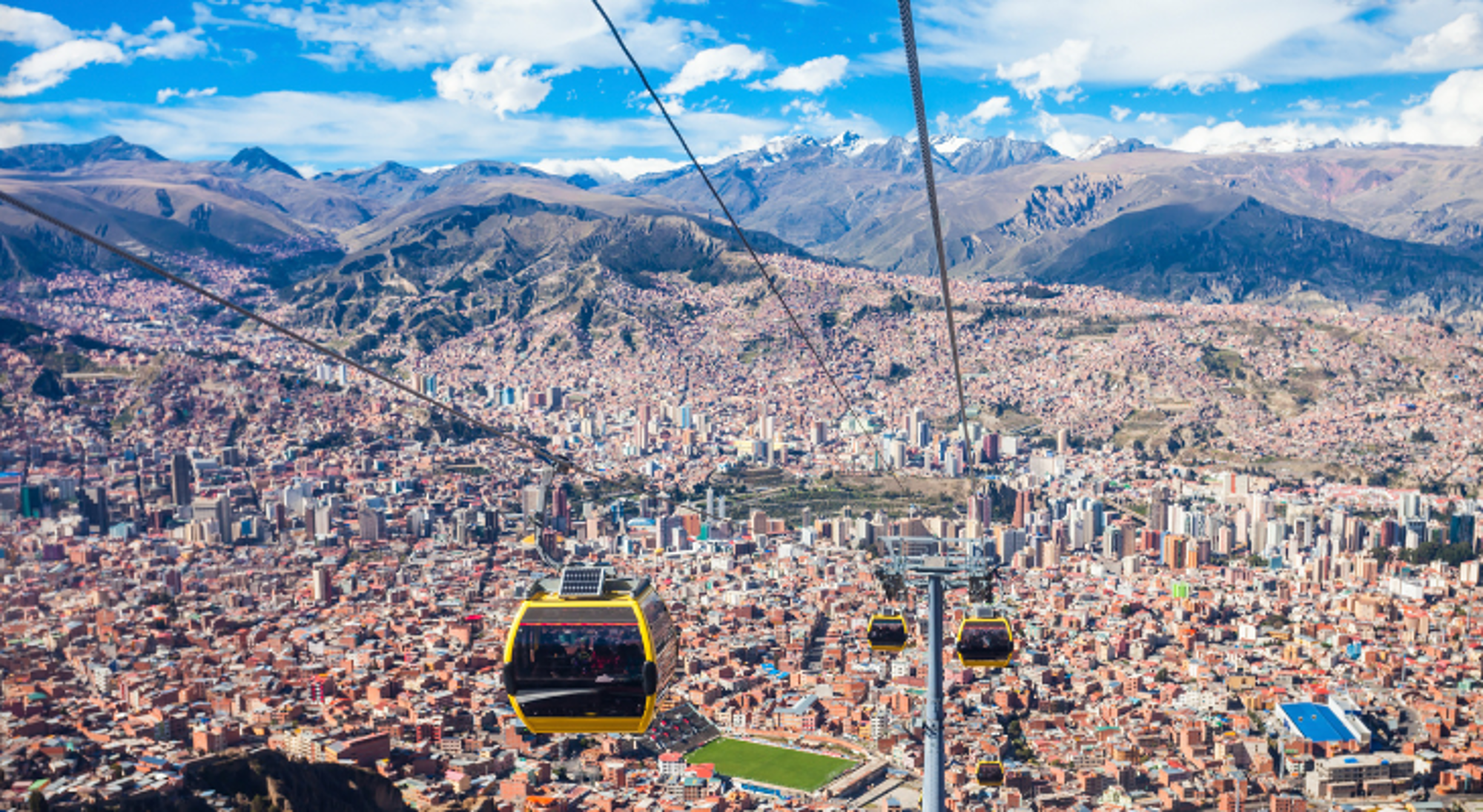 Kabelbaan La Paz Kabelbaan boven La Paz met uitzicht op de stad en de Andesbergen in Bolivia.