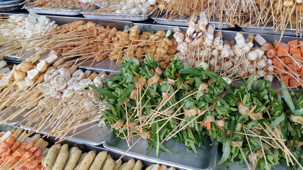 Satéstokjes met groenten, tofu en visballetjes op een Indonesische markt tijdens rondreis Timor, Sumba & Bali.