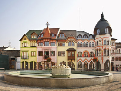 Kleurrijke gevels en fontein op het Hauptplatz in Linz tijdens een fietsreis langs de Donau.