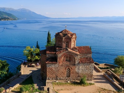 Kerk van Sint-Johannes in Kaneo aan het Meer van Ohrid in Noord-Macedonië.