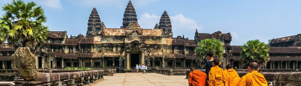 Angkor Wat tempelcomplex in Cambodja met monniken op de voorgrond.