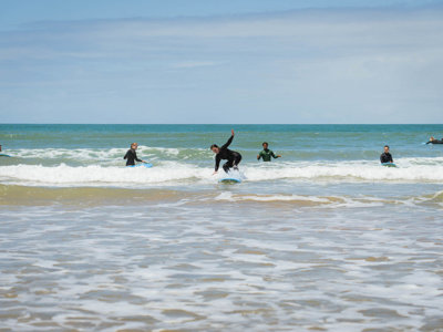 Surfers in wetsuit op de golven aan de Atlantische kust van Marokko.
