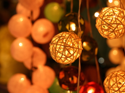 Sfeervolle lampionnen en lichtjes tijdens de afsluiting van de Thailand 22-daagse reis op Phuket of Ko Samui.
