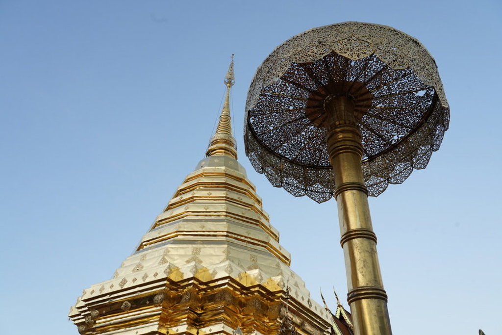 Gouden tempelstupa met sierlijke parasol bij Familiereis Thailand Comfort-Plus.