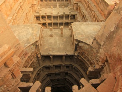 Diepe, historische stepwell met terrassen en zuilen in Rajasthan tijdens de 20-daagse Route Rajasthan & Gujarat.
