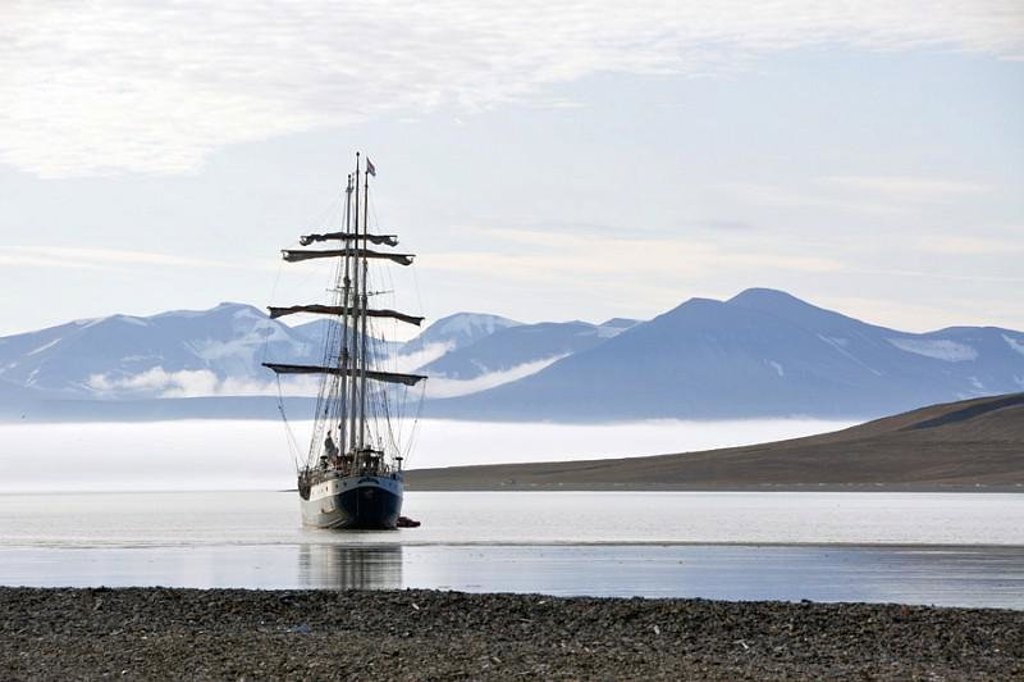 Zeilschip de Antigua tijdens een groepsrondreis bij Spitsbergen.
