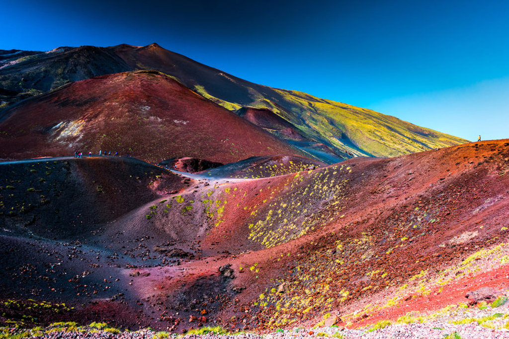 Wandelaars op de kleurrijke lavavelden van de Etna op Sicilië.
