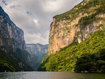 Cañón del Sumidero in Mexico met steile rotswanden en groene begroeiing langs de rivier.