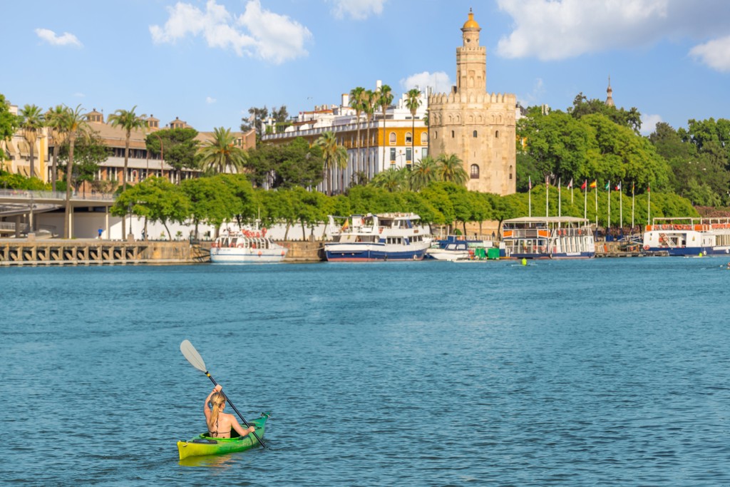 Kajakker op de Guadalquivir met uitzicht op de Torre del Oro in Sevilla, Andalusië.