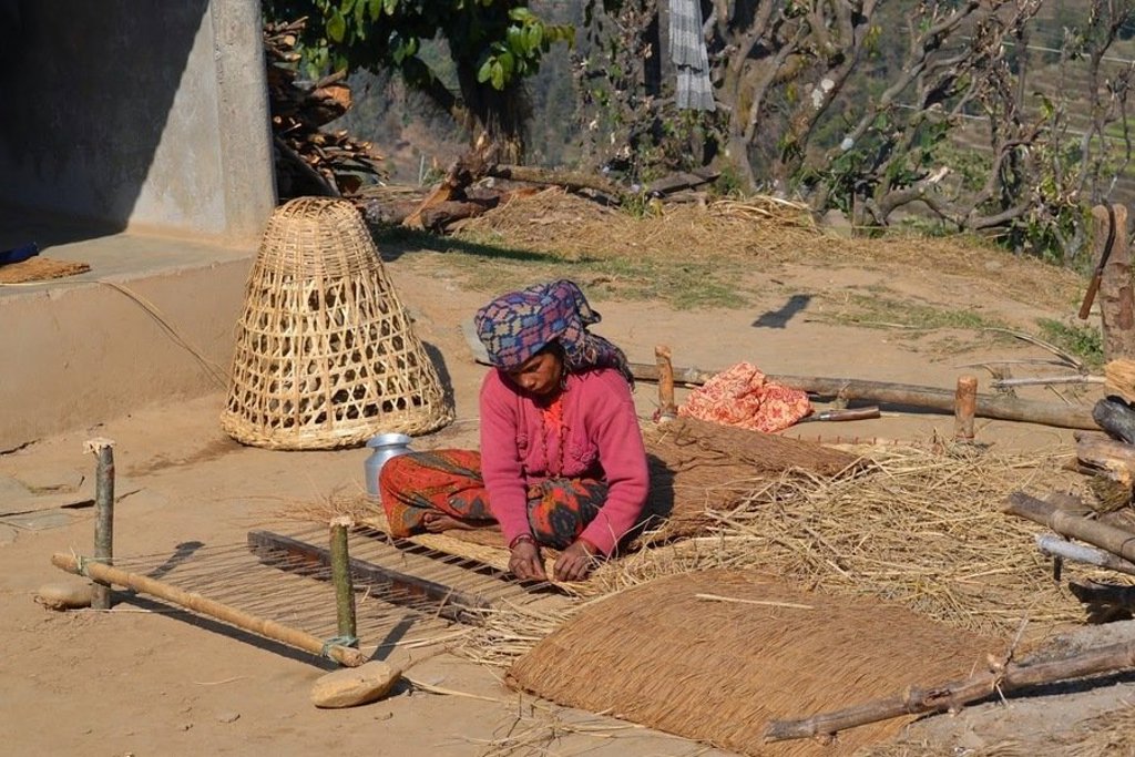 Kind speelt met aapje tijdens familiereis Nepal.