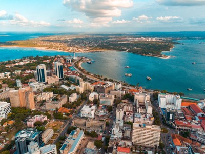 Dar es Salaam met skyline, haven en kustlijn aan de Indische Oceaan.