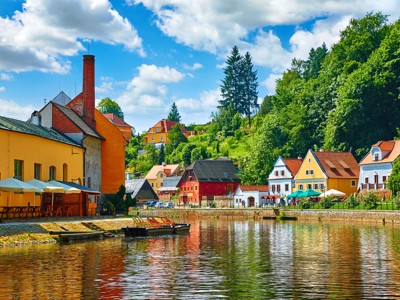 Kleurrijke huizen aan een rivier in het historische Český Krumlov, onderdeel van de route door Centraal Europa.