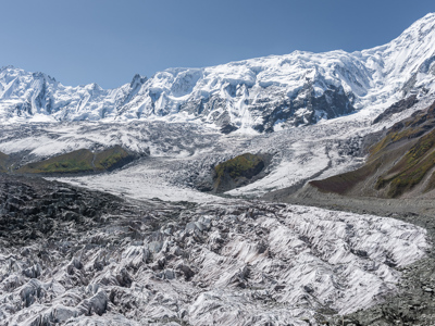 Uitzicht op een gletsjer en besneeuwde bergtoppen in Baltistan, Pakistan.