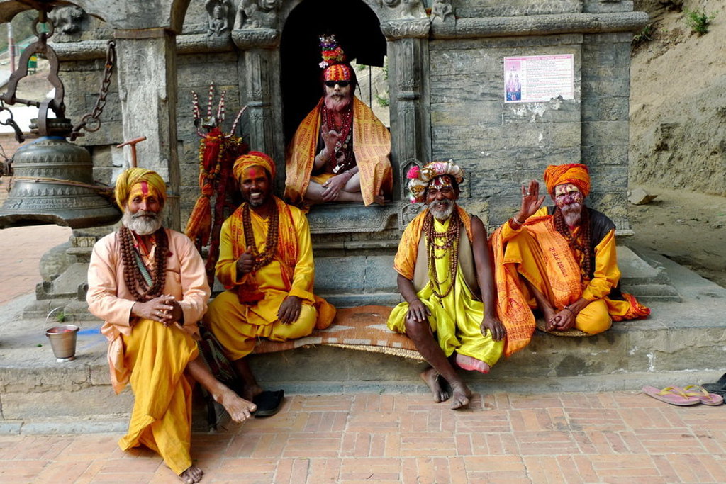 Sadhu’s in kleurrijke gewaden bij een tempel in Nepal tijdens een familiereis.