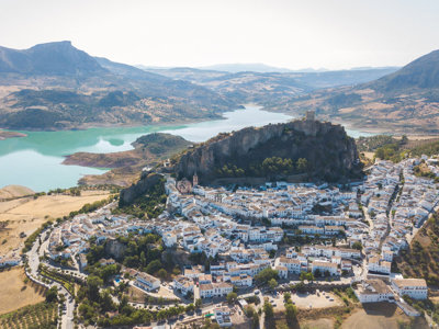 Panoramisch uitzicht op het witte dorp Zahara de la Sierra met stuwmeer en bergen in Andalusië.
