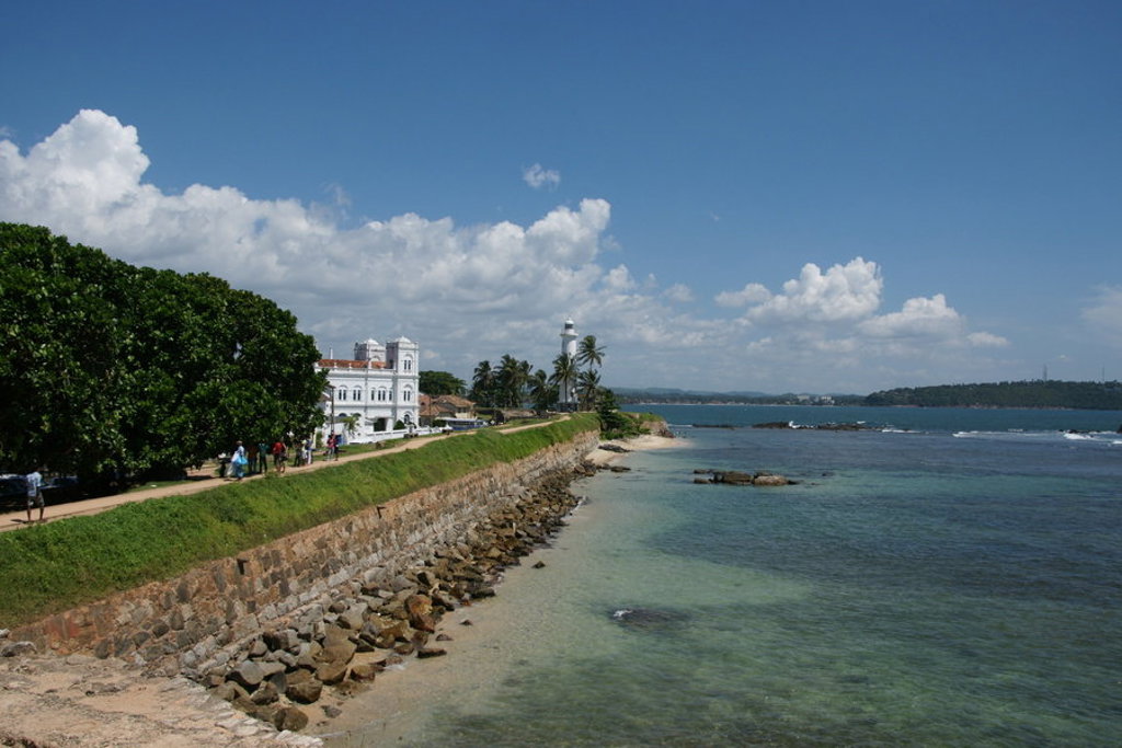Uitzicht op de vestingmuur en vuurtoren van Galle aan de kust van Sri Lanka.