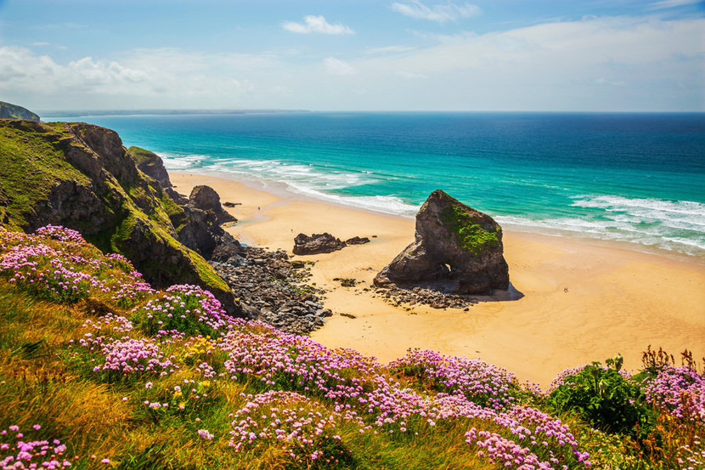 Kustlandschap met zandstrand, rotsen en bloeiende kliffen tijdens groepsrondreis Verenigd Koninkrijk & Ierland.